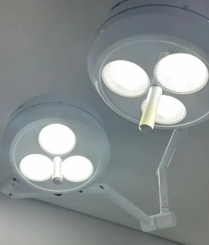 Foco Cirúrgico Novo, 06 Bulbos Grandes, 54 Leds Osram, Nota Fiscal e 1 Ano de Garantia