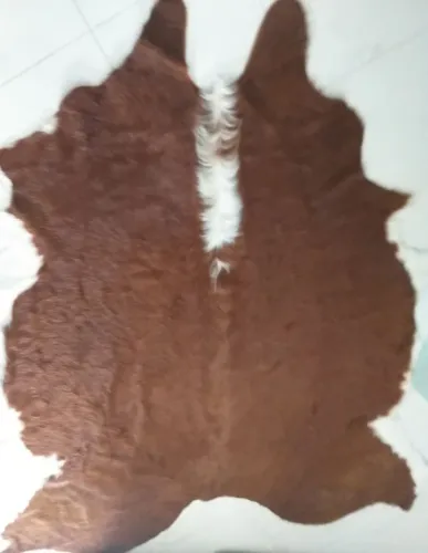 TAPETE GRANDE, DE COURO NATURAL (PELE BOVINA), NOVO!