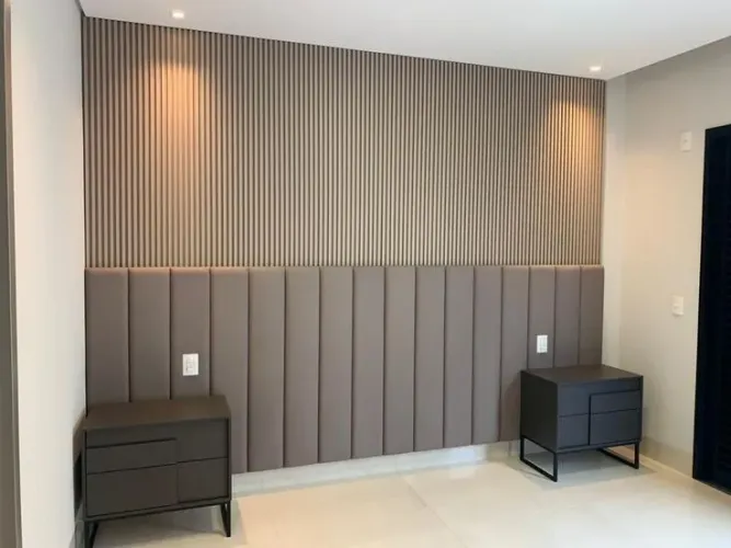 Cabeceira modular em placas sob medida .