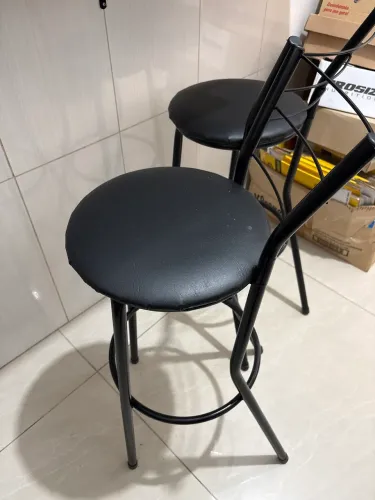2 banquetas pretas