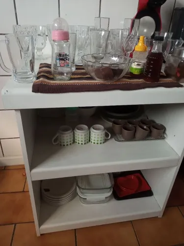 Um armário pequeno pesado madeira maciça não é MDF