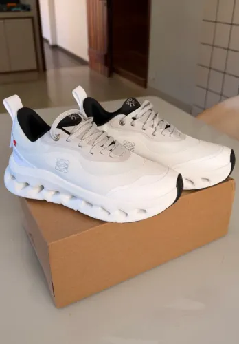 Tênis Feminino On Running Cloudtilt x Loewe