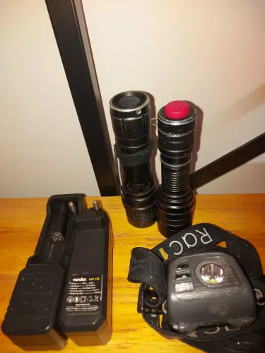 Kit Lanterna Para Cabeça Led e 2 larterna de mão