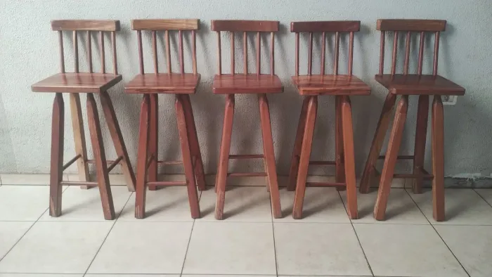 Banquetas de madeira