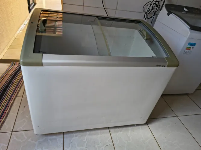 Freezer horizontal Fricon 293Lts