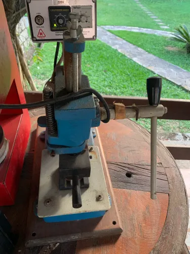 máquina de hot stamping manual ou de gravação térmica de bancada