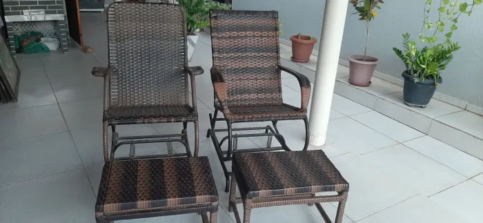 Cadeiras de balanço com banquetas para descanso das pernas