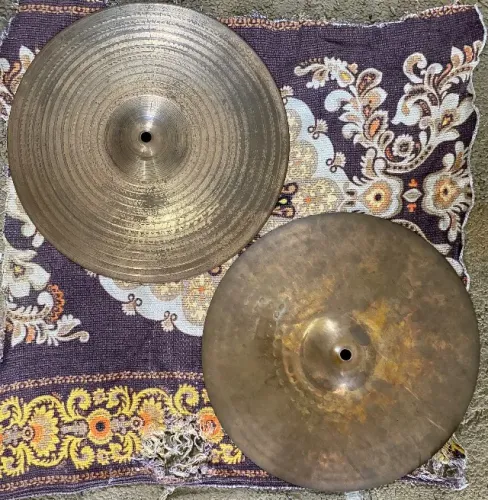 Prato hi hat Zildjian Scimitar 14" (bottom) + hit hat sem marca 14"