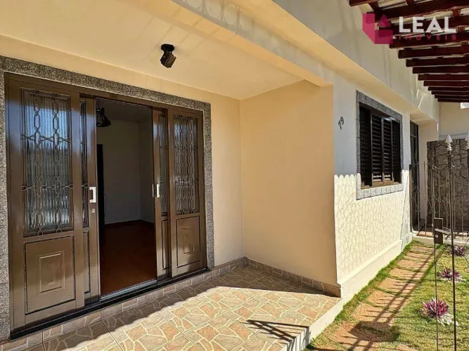 Casa com 3 dormitórios para alugar, 185 m² por R$ 2.800,00/mês - Centro - Pouso Alegre/MG