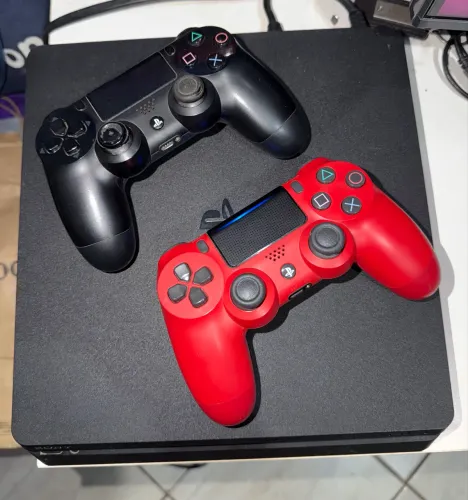 Playstation 4 Slim 800GB com 2 controles 