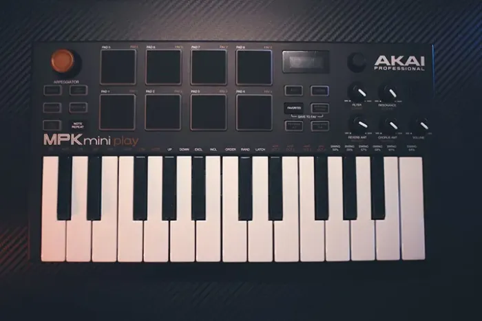 AKAI MPK Mini Play Teclado Controlador MIDI
