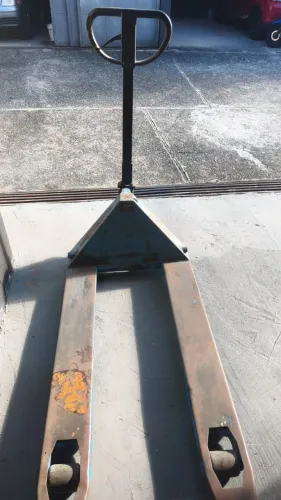 Paleteira Manual 2200kg Funcionando