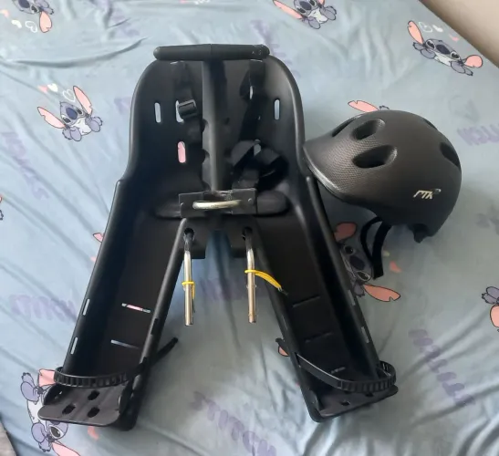 Cadeirinha infantil para bicicleta + capacete infantil.