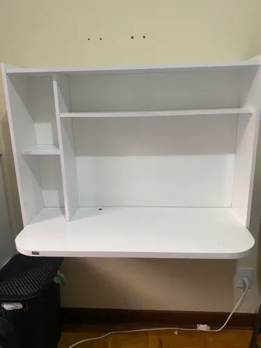 Escrivaninha suspensa branca - R$ 180