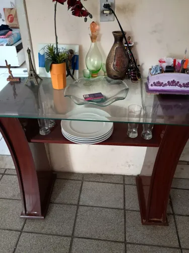 Aparador com base de vidro