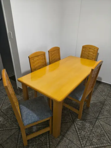 Mesa de jantar 1.60m com 5 cadeiras 