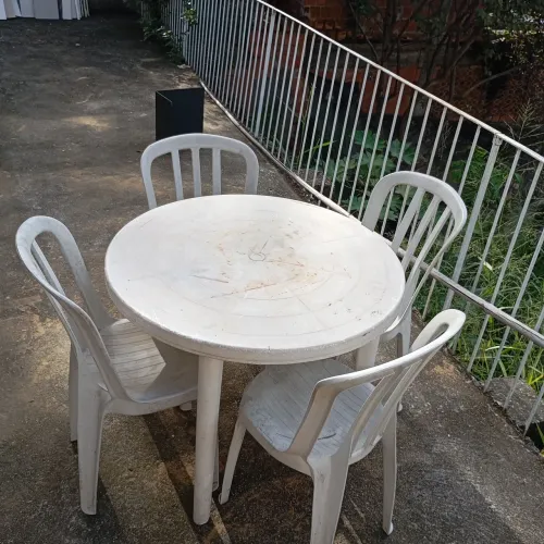 Mesa de plástico com 4 cadeiras