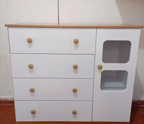 Comoda de bebê Infantil com 1 porta com janela e 4 gavetas