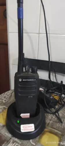 Rádio Motorola com carregador