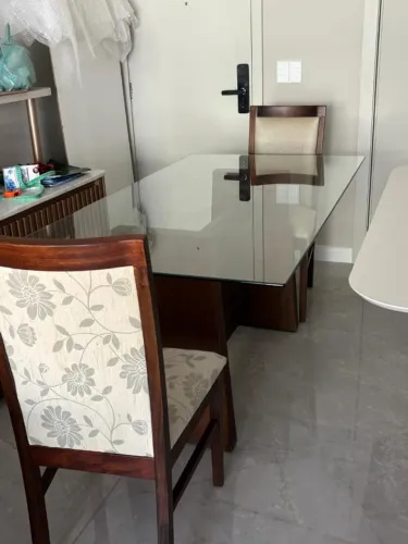 Mesa de Jantar 1,70x0,90 com Tampo de Vidro + Cadeiras - Linda
