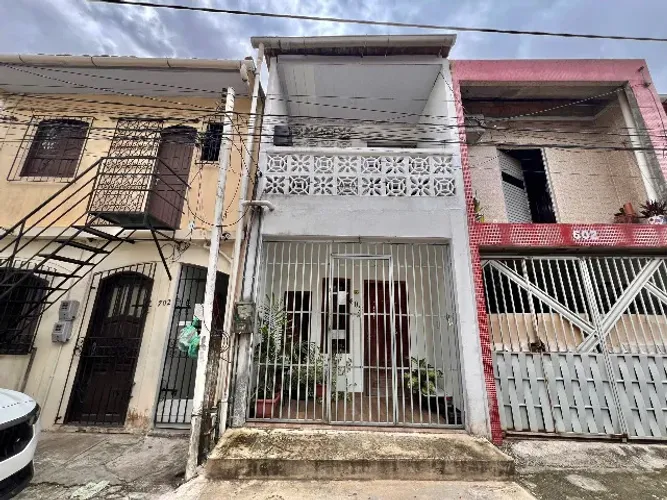 Casa c/2 pavimentos, 2/4 no Conjunto Amapá