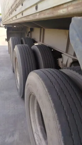 Carreta baú shiffer cargovan com pneus .
