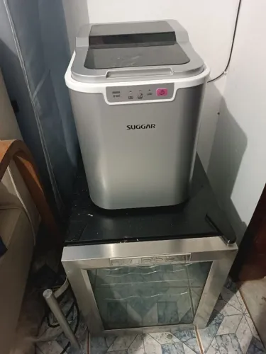 Máquina de gelo caseira e adega climatizada 