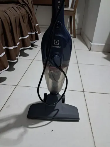 Vende-se aspirador de pó vertical elwtrolux semi novo 220vlnao parcelo