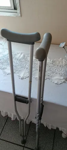 Vendo um par de muleta D 7