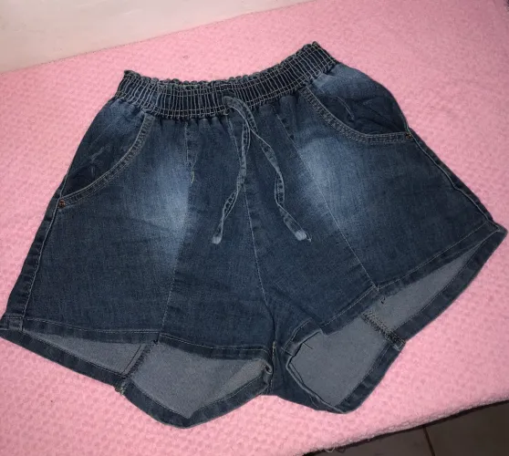 Short Jeans Com Elástico e Cordão Estilo Moletom / Casual