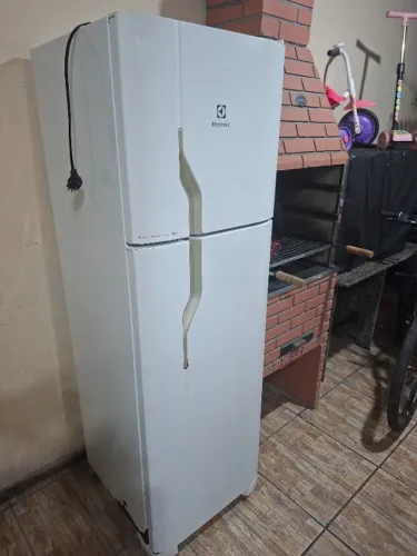 Geladeira eletrolux 261L 110v