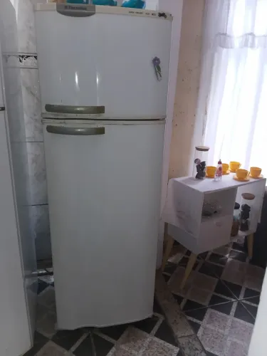 Geladeira em ótimo estado,  funcionado perfeitamente.  Só com marcas de uso