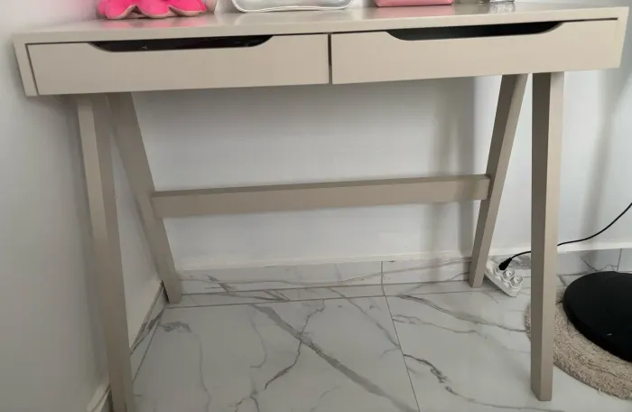 Vendo escrivaninha com 2 gavetas