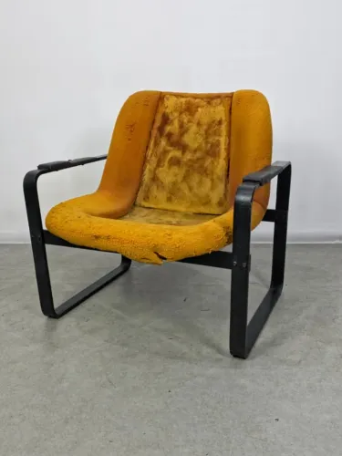 Poltrona Design Década de 70, em aço maciço, assento em fibra de vidro e espuma