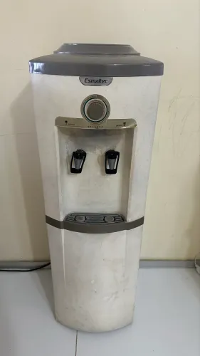 Bebedouro gela água