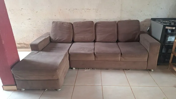 Vendo esse sofá em bom estado de conservação, com chaise. Mede 2,40m. Não entrego.   