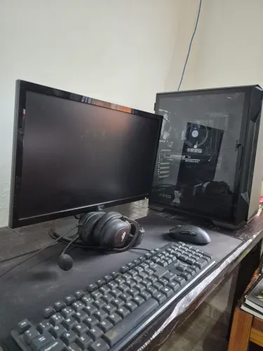 Pc gamer completo pronto pra usar e jogar. Acompanha periféricos monitor, fone, teclado.