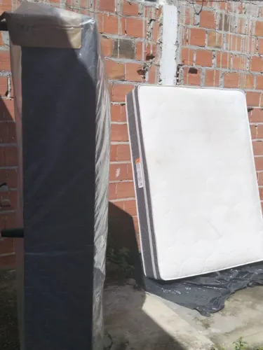 Cama casal excelente tá nova!! Com base separada 
