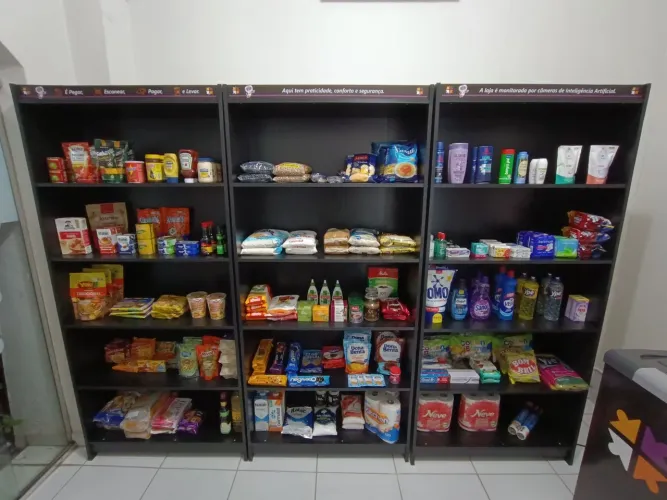 Conjunto com 3 prateleiras pretas, ideais para exposição de produtos.