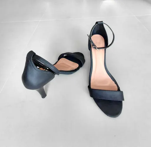 Sandália preta clássica, salto fino.
