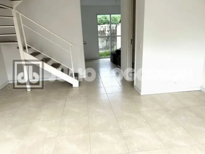 Vargem Pequena imperdível casa duplex documentada 3 quartos 1 suíte lazer portaria vaga