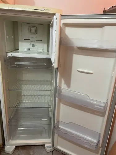 Vendo geladeira fros fri em ótimo estado 