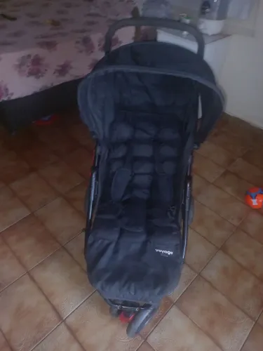 Carrinho de bebê R$300 e cadeirinha R$80 vibra e toca
