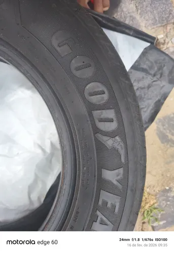 Dois pneus Goodyear aro 13