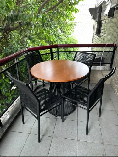 Conjunto mesa e cadeiras de fibra
