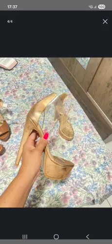 Vendo Sandália de salto dourada 