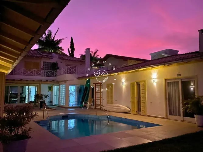 Casa pé na água com 5 suítes e trapiche privativo na Lagoa da Conceição