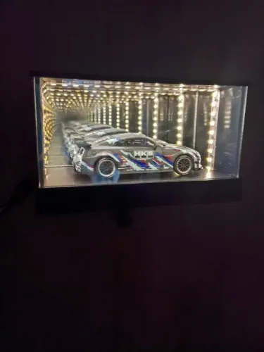 Porta-Chaves Estilo Garagem com Fundo Infinito em LED