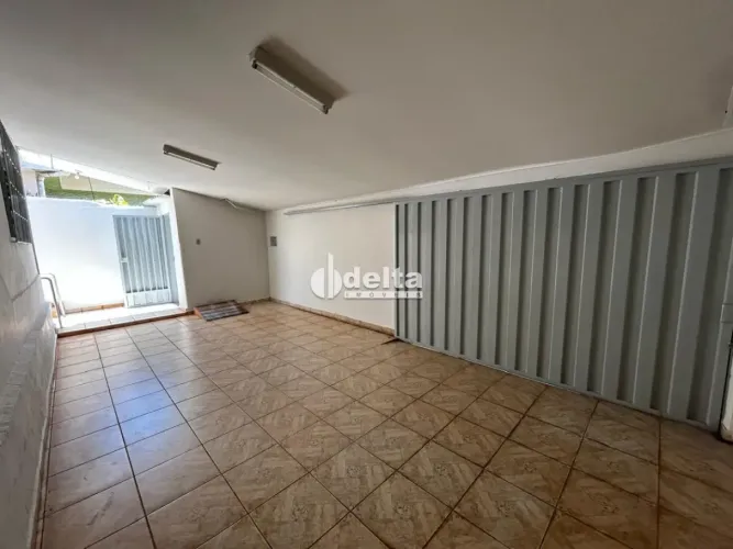Casa com 5 quartos disponível para locação no bairro Nossa Senhora Aparecida em Uberlândia