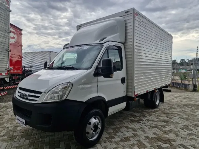 Iveco/ Daily 70C16 2010 Baú com Porta Lateral